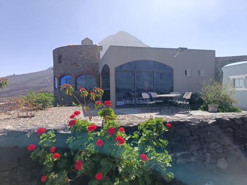 Portelaにあるcasa alcindoのテーブル付き家