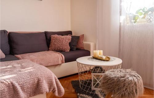 a living room with a couch and a table at 3 Bedroom Amazing Apartment In Jasenice in Jasenice