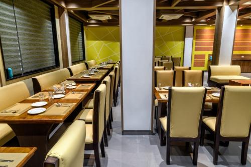 Χώρος καθιστικού στο RS Regal Inn-Deoghar