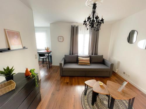 un salon avec un canapé et une table dans l'établissement L'Écureuil, à Calais