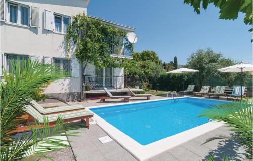 Bazén v ubytování Three-Bedroom Holiday Home In Kastel Stari nebo v jeho okolí