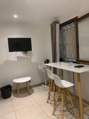 une pièce avec une table et deux chaises et une télévision dans l'établissement Superbe studio proche palais et plages à pieds, à Cannes