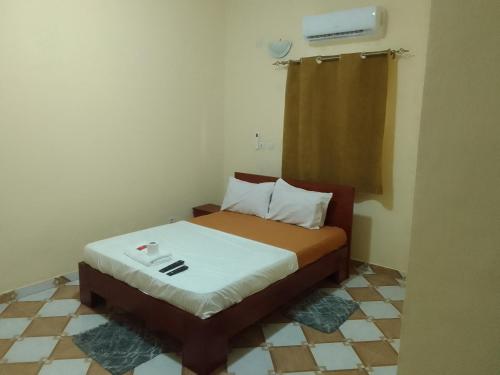 JacquevilleにあるWelcome Hôtelの部屋の中にベッドがある小さな寝室