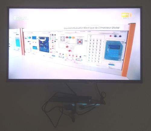 JacquevilleにあるWelcome Hôtelの機械の映像が映し出されたテレビ画面