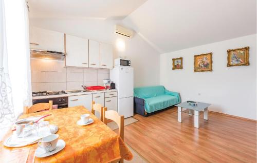 Kuchyň nebo kuchyňský kout v ubytování One-Bedroom Holiday Home In Zminj