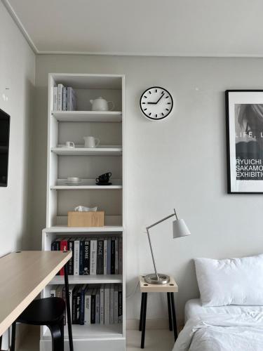 Ένα ή περισσότερα κρεβάτια σε δωμάτιο στο Incheon Berry the Hill Stay 인천송도