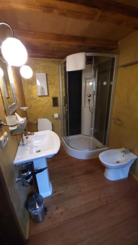 Koupelna v ubytování Holztraum Chalet mit Sauna