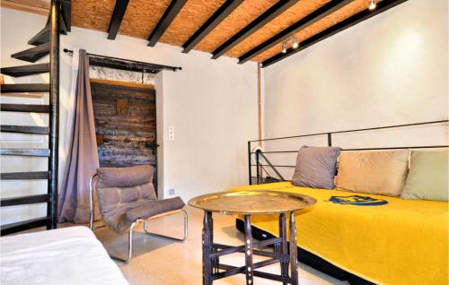 - une chambre avec un lit, une table et une chaise dans l'établissement Awesome Home In Villeneuve-Les-Avignon, à Villeneuve-lès-Avignon