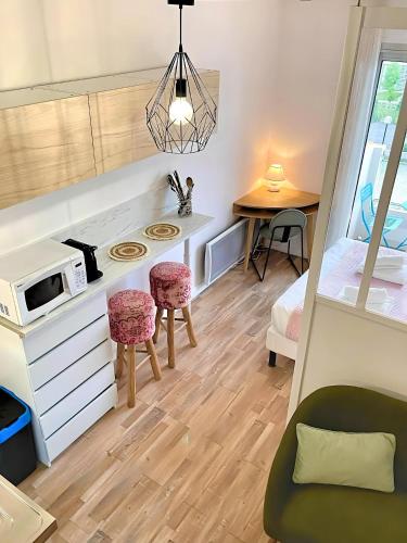 Cette petite chambre dispose d'une cuisine et d'un bureau avec un four micro-ondes. dans l'établissement Les Verrières・Studio à 400m de la mer・Netflix, à Saint-Nazaire