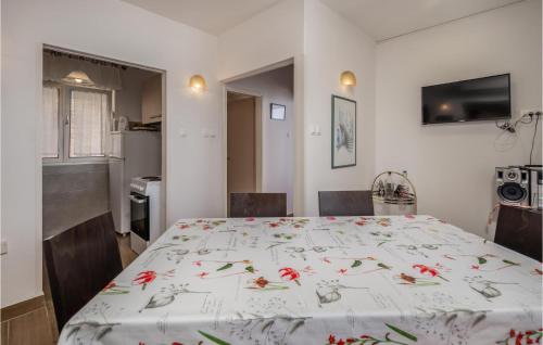 Nhà bếp/bếp nhỏ tại Beautiful Home In Lukovo Sugarje