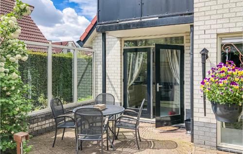 a patio with a table and chairs in front of a house at Residentie De Mors Type Dinkel in Delden
