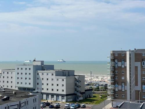 - une vue aérienne sur une ville avec des bâtiments et l'océan dans l'établissement L'Escale Calaisienne, à Calais
