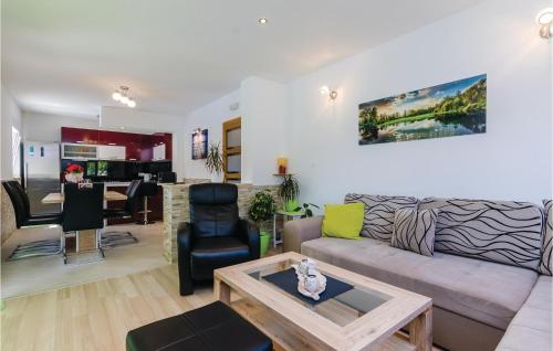 Posezení v ubytování Three-Bedroom Holiday Home In Ston