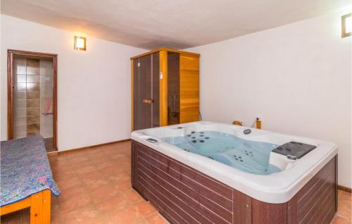 Fotografie z fotogalerie ubytování 4 Bedroom Awesome Home In Pula v destinaci Muntić