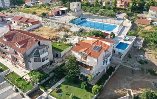 Bazén v ubytovaní Cozy Apartment In Split With Kitchen alebo v jeho blízkosti