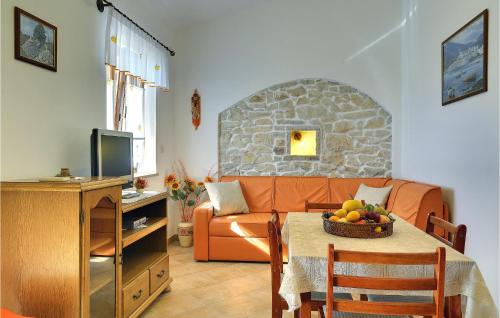TV a/nebo společenská místnost v ubytování Cozy Apartment In Rakalj With Wifi