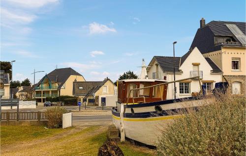 un bateau assis sur l'herbe devant les maisons dans l'établissement Nice Home In La Turballe With Wifi, à La Turballe
