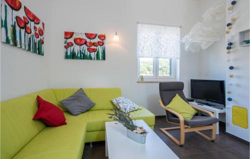 TV a/nebo společenská místnost v ubytování Cozy Apartment In Porozina With Wifi