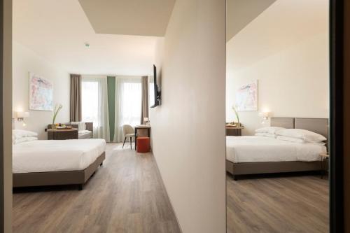 Hotel Plaza — Photo of the whole room