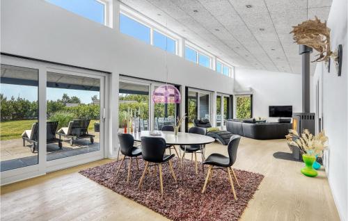 ein Wohnzimmer mit Tisch und Stühlen in der Unterkunft Holiday Home Hemmet With Fireplace 03 in Hemmet