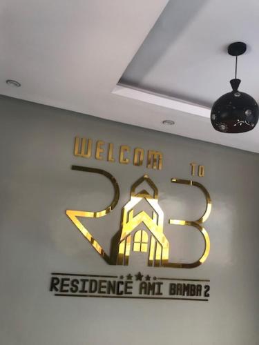 a sign on the wall of a restaurant with a sign at Hotel Residence Ami Bamba in Sali Nianiaral