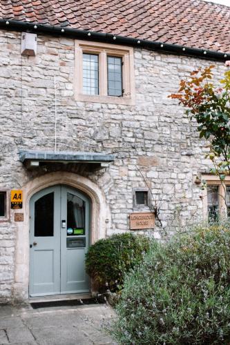 Η πρόσοψη ή η είσοδος του Longbridge House