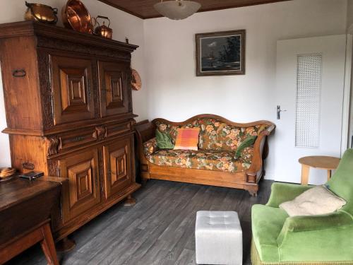 a living room with a couch and a chair at Bel appartement in Valentigney