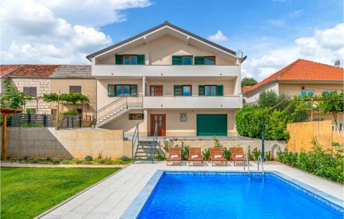 Three-Bedroom Holiday Home In Imotski