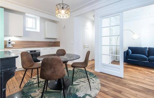 une cuisine et un salon avec une table et des chaises dans l'établissement Lovely Apartment In Paris With Kitchen, à Paris