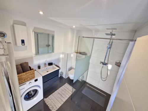 Un baño con ducha, inodoro y lavabo. en Gästehaus in Köln Rath-Heumar, en Colonia