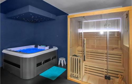 La salle de bains bleue est pourvue d'une baignoire et d'une douche. dans l'établissement Stunning Home In Etoile Sur Rhône, à Étoile-sur-Rhône