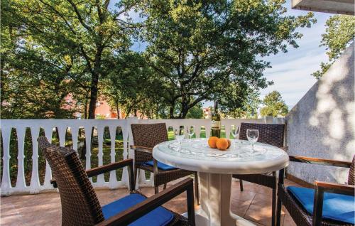 マリンスカにあるNice Apartment In Malinska With Wifiのパティオにワインとオレンジが置かれたテーブル