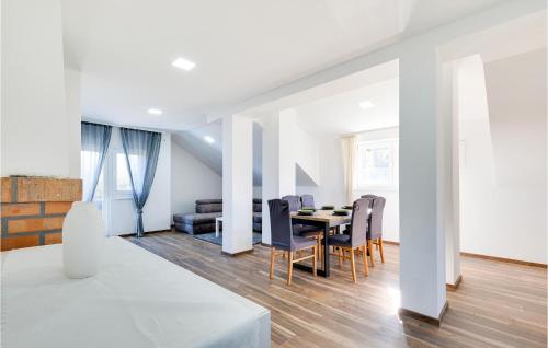ein Esszimmer und ein Wohnzimmer mit Tisch und Stühlen in der Unterkunft Awesome Home In Pregrada With Wi-Fi in Pregrada