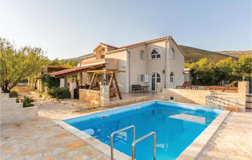 Bazén v ubytovaní Four-Bedroom Holiday Home In Kastel Novi alebo v jeho blízkosti