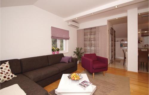 - un salon avec un canapé et un fauteuil rouge dans l'établissement Three-Bedroom Apartment In Racisce, à Račišće