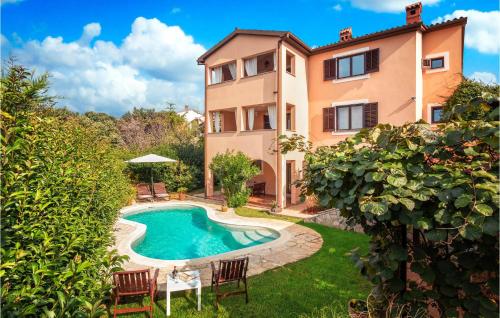 Amazing Apartment In Pula With Jacuzzi