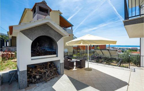 3 Bedroom Cozy Apartment In Podstrana