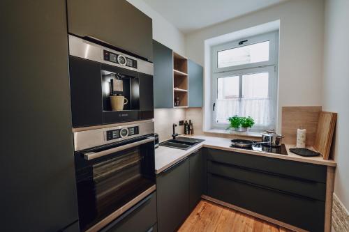 Kuchyň nebo kuchyňský kout v ubytování EDLER WOHNRAUM Luxuriöse 2 SZ mit Balkon, Kaffeevollautomat, Klima & Lift