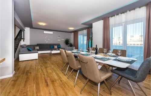 Posedenie v ubytovaní Four-Bedroom Holiday Home In Sibenik