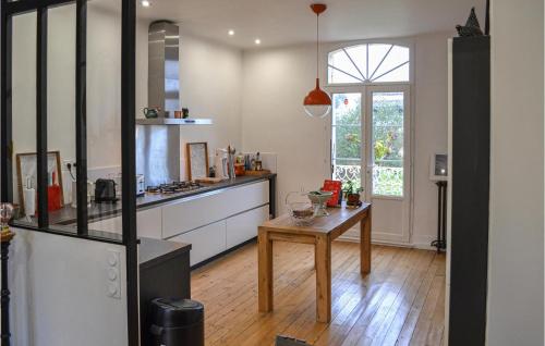 une cuisine avec une table et une fenêtre dans l'établissement Nice Home In Saint-Christoly-De-Blaye, à Saint-Christoly-de-Blaye