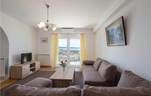 3 Bedroom Cozy Apartment In Podstrana