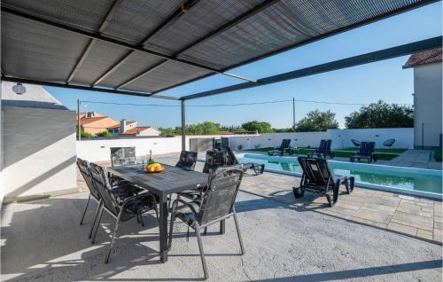 Πισίνα στο ή κοντά στο Nice Apartment In Prkos With Wifi