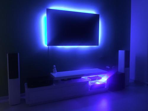 Cette chambre dispose d'une télévision avec une lumière bleue. dans l'établissement Apartment Alan, à Rijeka
