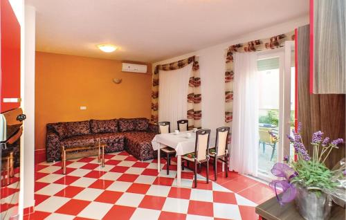 One-Bedroom Apartment In Makarska