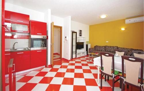 Kuchyň nebo kuchyňský kout v ubytování One-Bedroom Apartment In Makarska