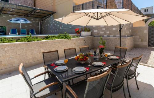 Siseõu või muu väliala majutusasutuses Awesome Home In Klek With Wifi