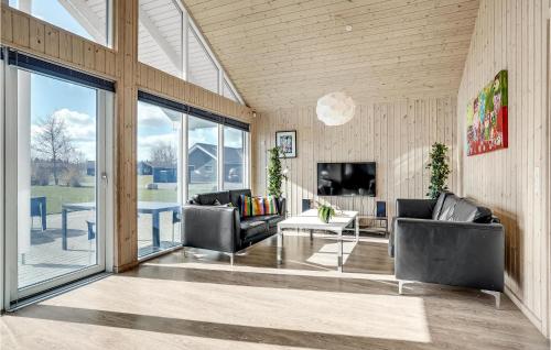 salon z dwiema kanapami i telewizorem w obiekcie Gorgeous Home In Idestrup With Kitchen w mieście Bøtø By