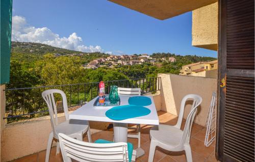une table et des chaises sur un balcon avec vue dans l'établissement Nice Apartment In Porticcio With Wifi, à Porticcio