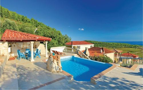a home with a swimming pool and a house at Pet Friendly Home In Cara in Čara