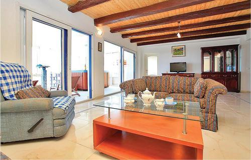 a living room with two couches and a coffee table at Pet Friendly Home In Cara in Čara
